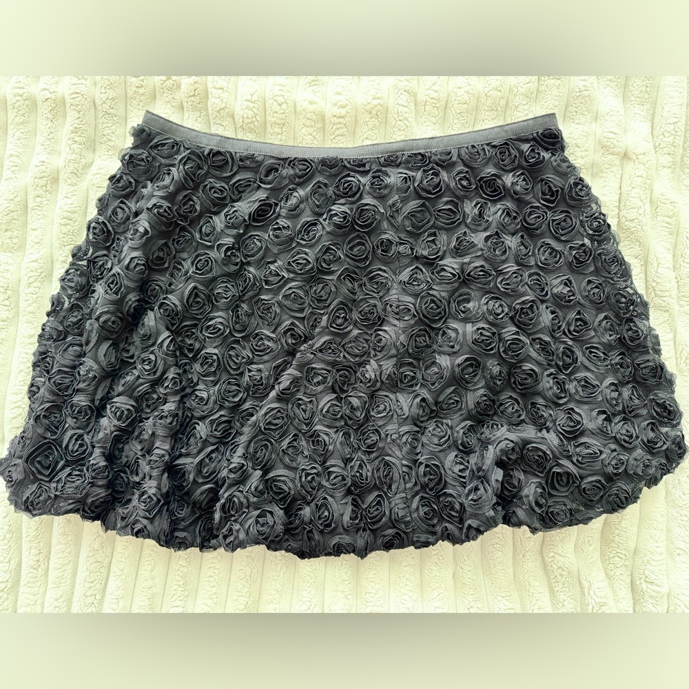 Y2K - Tara Jarmon for Target - early 2000's. Black textured rose mini skirt. M
